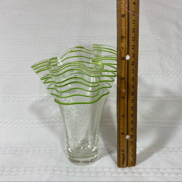 Vintage glass Flower vase green glass overlay in  a spiral - Picture 7 of 8